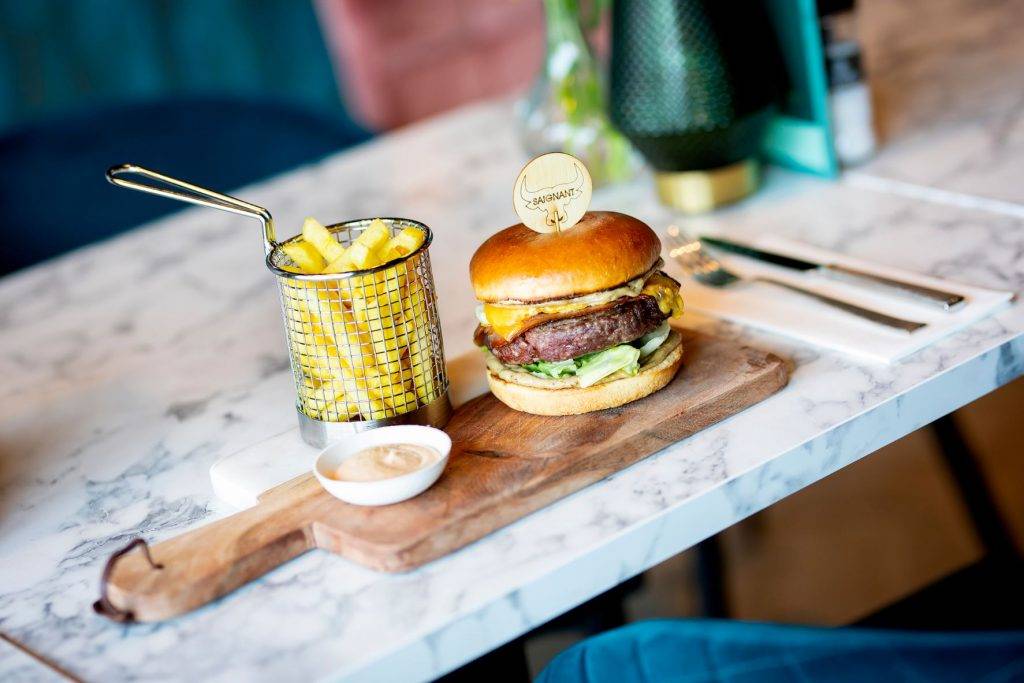 Hotel Amerika serves American cuisine. Like juicy burgers for which you can choose your own toppings