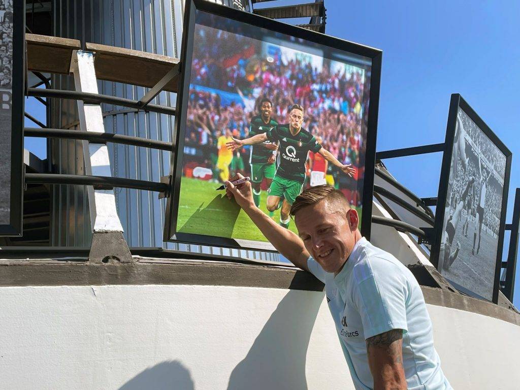 Jens Toornstra signing his framed picture on the Euromast