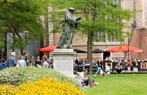 Set the clock for peace at the statue of Erasmus_iris-van-den-broek
