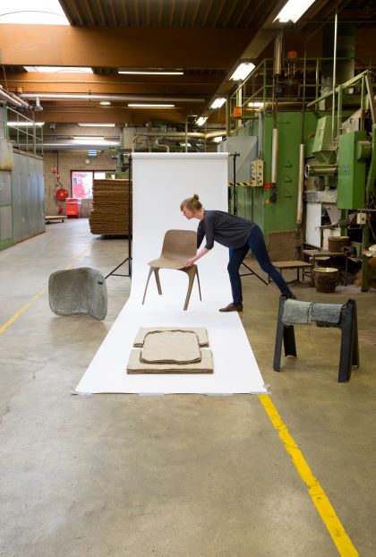 Here we are. Christien Meindertsma en haar Flax Chair, 2015, Studio Aandacht