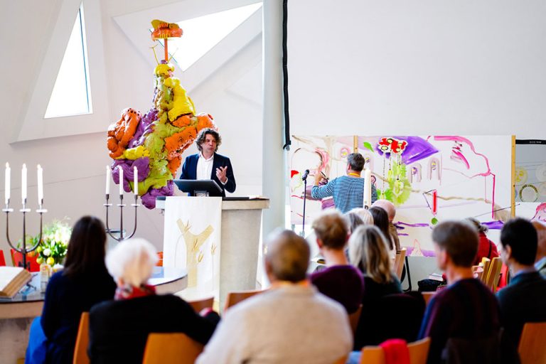All you can Art artist David Bade at work during a church service at the Pauluskerk on 1 May 2022 Photo: Marco De Swart